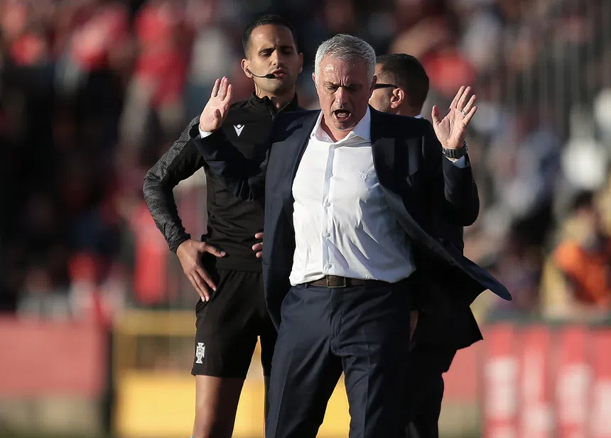 Mourinho acusado de trair o Fenerbahçe na Turquia