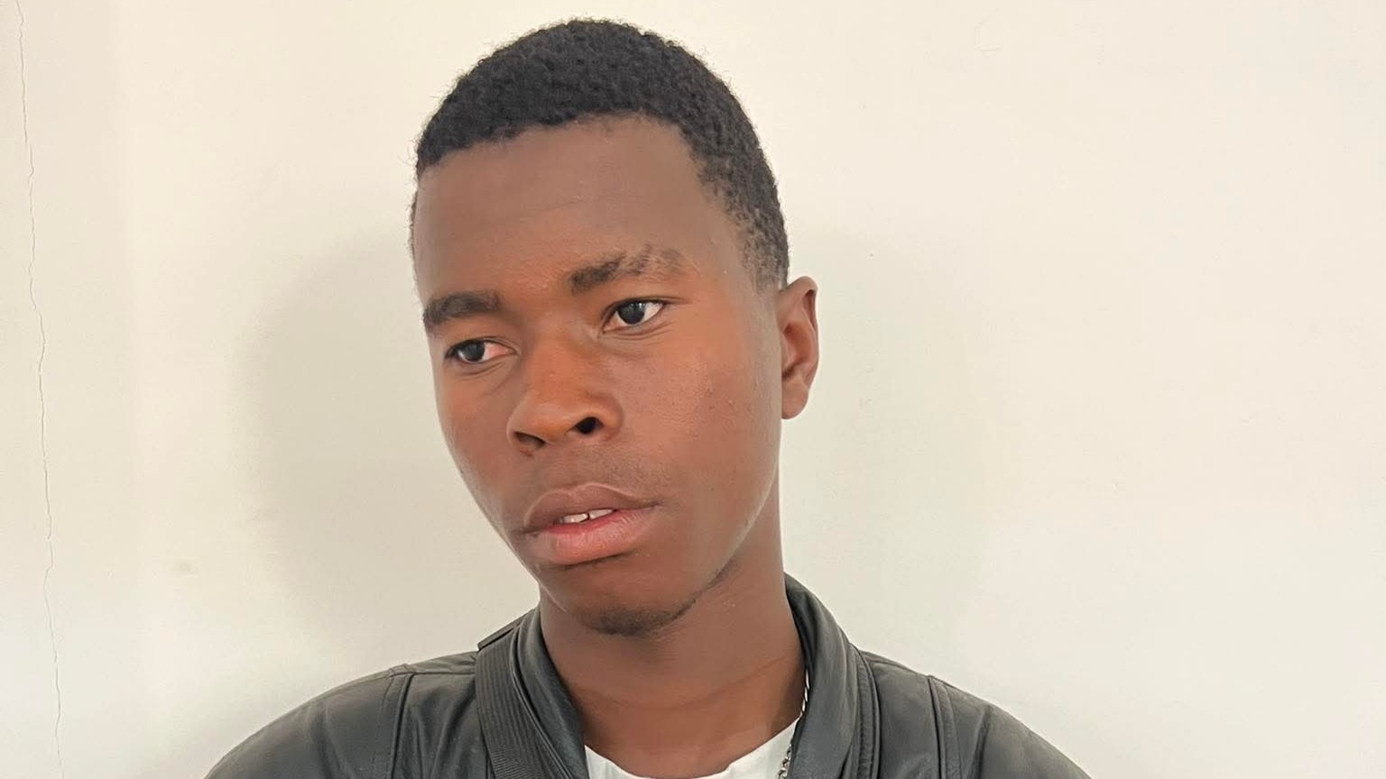 Banana Por Talento chora: ‘Quem apoiei, hoje me atira pedras’