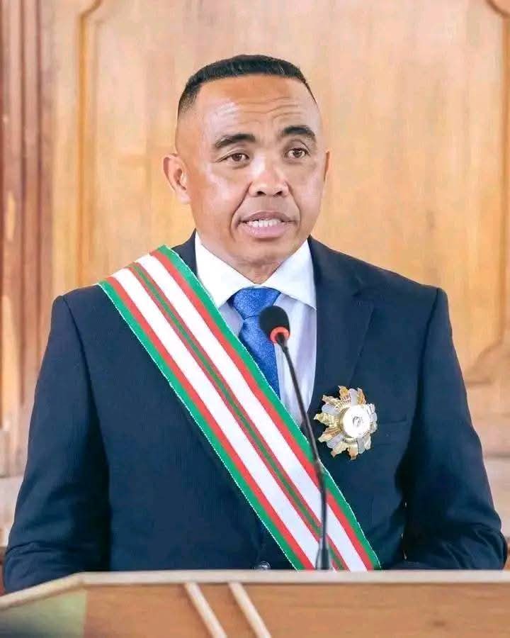 “Nenhum filho de dirigente deve estudar fora do país…ver mais