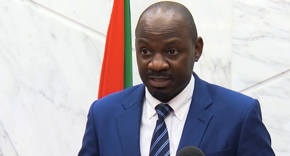 GOVERNO GARANTE: 13º SALÁRIO CONTINUA NA LEI…ver mais