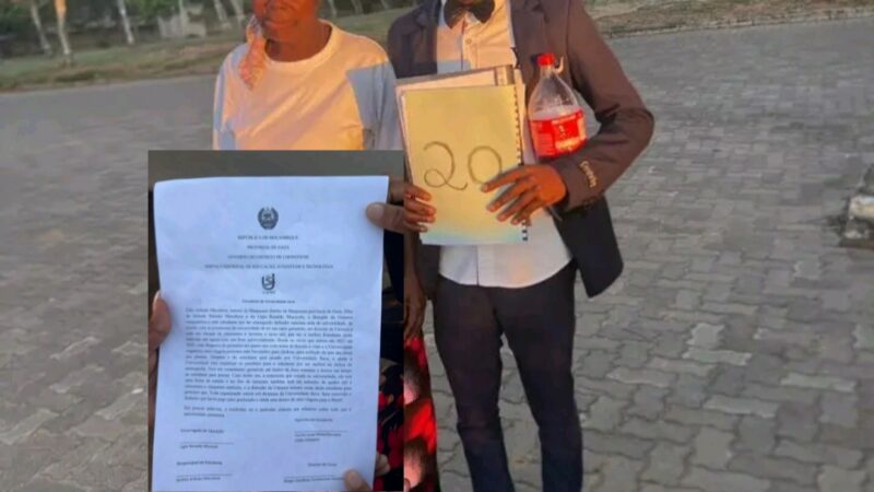 Jovem f0rja 4 anos de universidade e convida a mãe para…ver mais